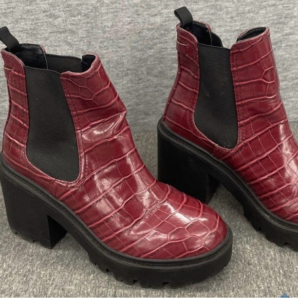 Urban Outfitters Red Ankle Boots with Block Heel - Picture 2 of 5